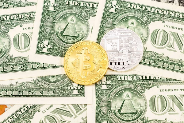 Cryptocurrency Bitcoin, лежа на американских долларов. Автобус — стоковое фото