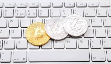 Bilgisayar klavye üzerinde yalan cryptocurrency sikkeleri. İş c