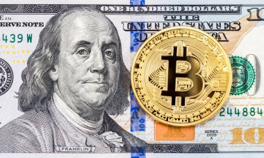Altın bitcoin bir yüz üzerinden yalan Amerikan dolarlık banknot. Busine
