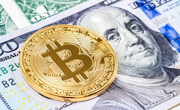Bitcoin dourado deitado mais de cem dólares americanos projeto de lei fechar — Fotografia de Stock