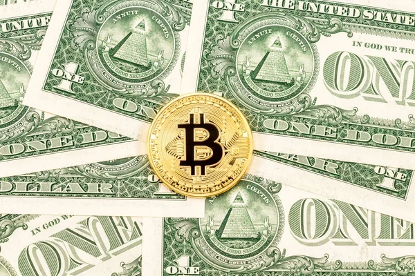 Versão física do Bitcoin sobre os dólares americanos. Empresa co — Fotografia de Stock