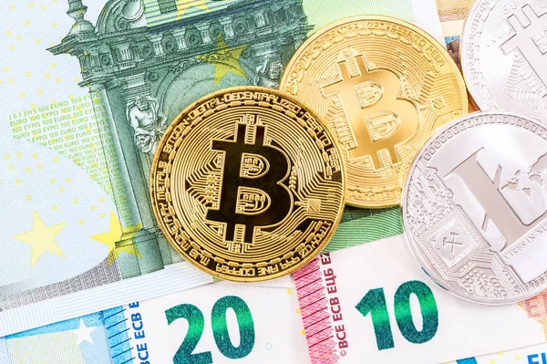 Monety kryptowaluta leżącego na banknoty euro. Co biznes — Zdjęcie stockowe