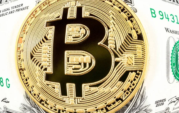 Cryptocurrency Золотий Bitcoin лежачи на американський долар bankn — стокове фото