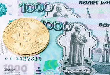 Rus Rublesi banknotların arka plan üzerinde altın bitcoin.