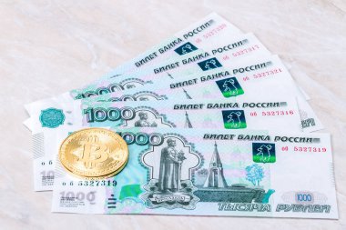 Rus Rublesi Lirası üstünde yalan Cryptocurrency paralar. Busin