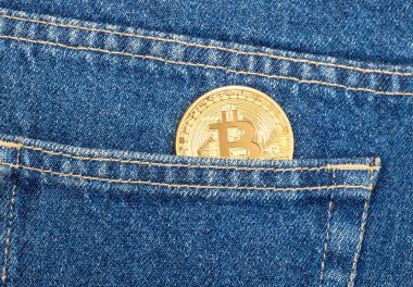 Altın Bitcoin mavi kot pantolon cebinden yapışmasını. İş c