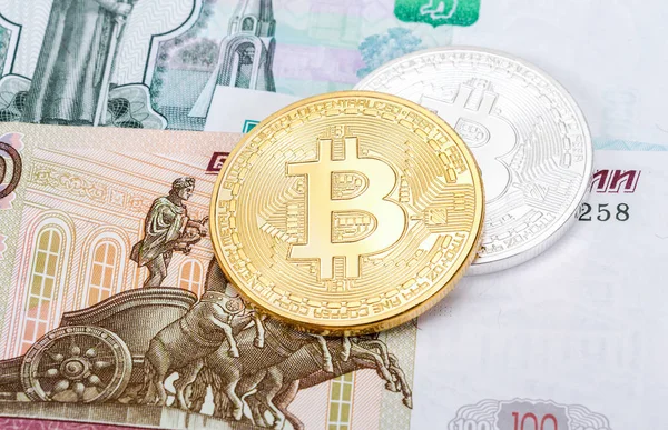 Wersja pudełkowa Bitcoin leżącego na banknoty euro Rubel rosyjski — Zdjęcie stockowe