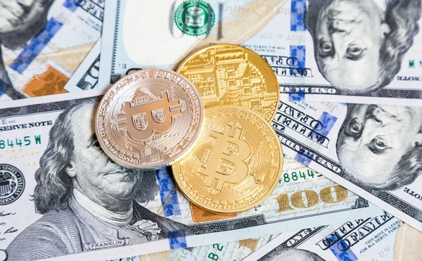 Bitcoin criptovaluta sdraiato sul dollaro americano cento — Foto Stock