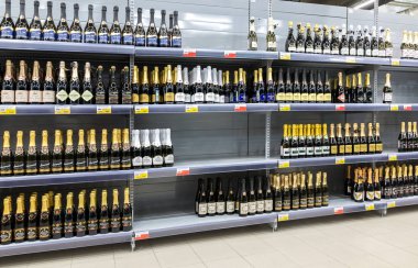 Hipermarket L farklı alkollü içecekler ile vitrin