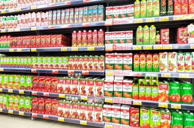 Paketlenmiş taze meyve suyu hazır Lenta süpermarkette Satılık