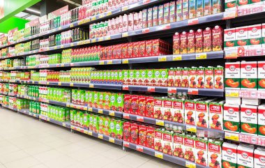 Paketlenmiş taze meyve suyu hazır Lenta süpermarkette Satılık