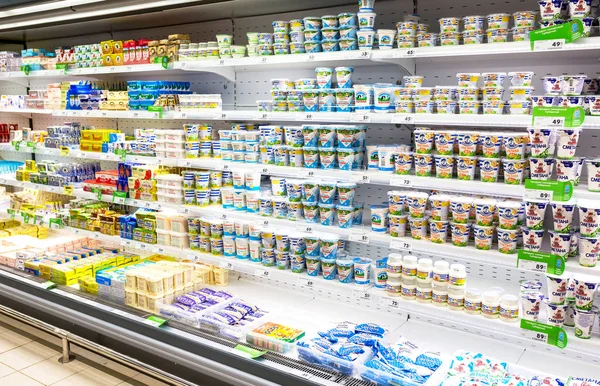 Verse zuivelproducten klaar voor verkoop in de winkel Karusel — Stockfoto