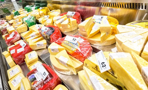 Lezzetli peynir vitrin satış için hazır