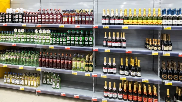 Hipermarket L farklı alkollü içecekler ile vitrin