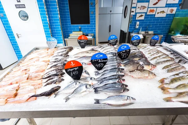 Peixes em bruto e congelados prontos para venda no supermercado — Fotografia de Stock