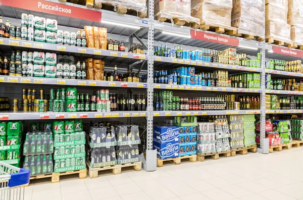 Alkollü içki satışı için hazır. Yiyecek, içecek, iç raflar