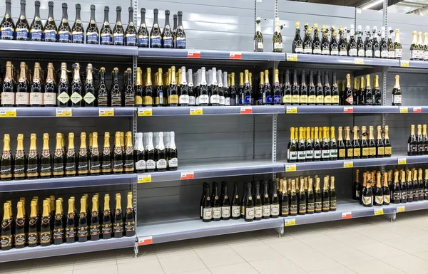 Hipermarket L farklı alkollü içecekler ile vitrin