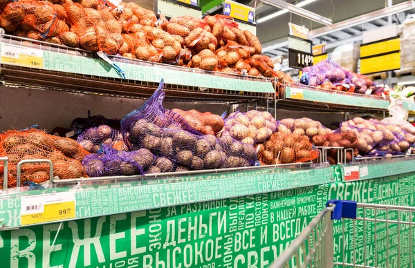 Свежий картофель готов к продаже в супермаркете Лента — стоковое фото