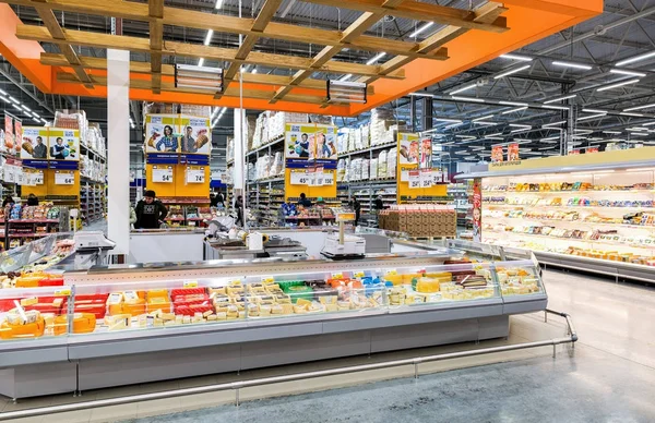 Interior of the hypermarket Lenta — Stock Photo, Image