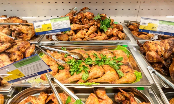 Showcase with tasty fried chicken meat — Stock Photo, Image