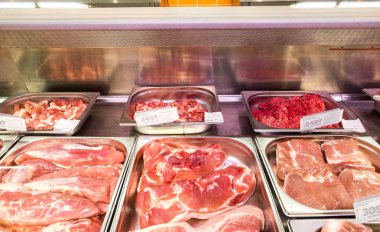 Hipermarket taze çiğ et ile vitrin