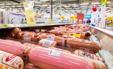 Farklı haşlanmış sosis hipermarket satışa hazır