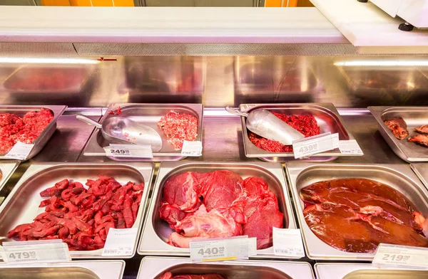 Vetrina con carne fresca cruda nell'ipermercato — Foto Stock