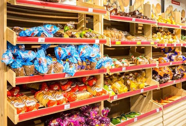 Хлібобулочні вироби, готові до продажу в нових Гіпермаркет — стокове фото