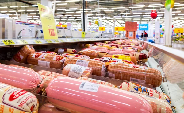 Différentes saucisses bouillies prêtes à la vente à l'hypermarché — Photo