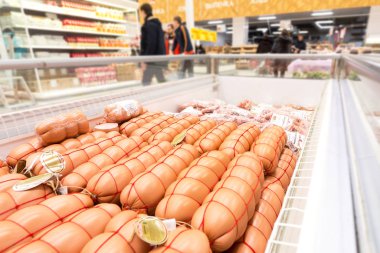 Farklı haşlanmış sosis hipermarket satışa hazır