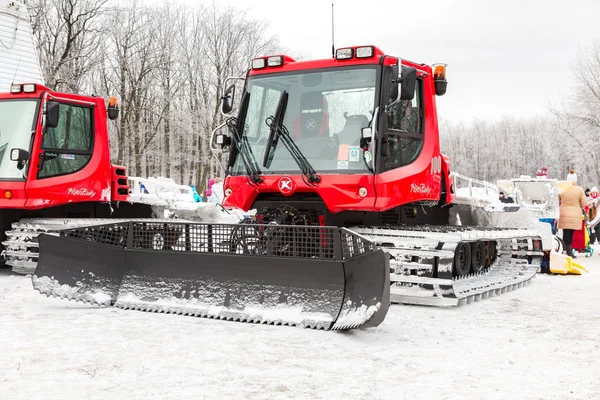 Снегоуборочные машины в зимнем парке — стоковое фото