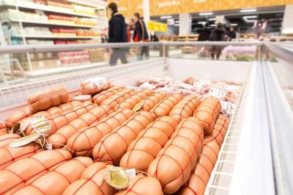 Différentes saucisses bouillies prêtes à la vente à l'hypermarché — Photo