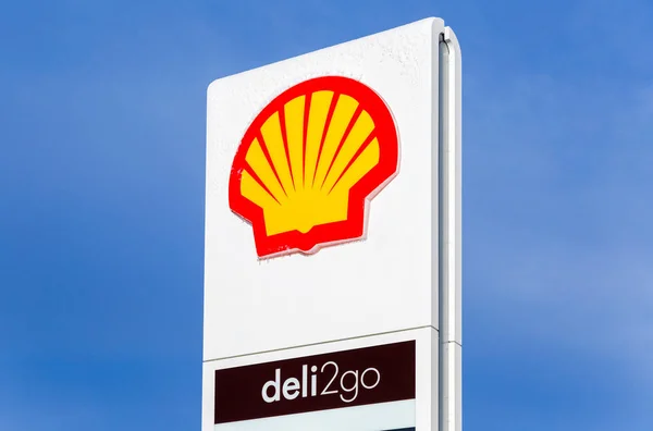 荷兰皇家壳牌石油公司对蓝天的会徽 — 图库照片