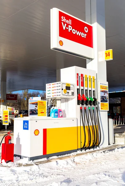 Vullen van de kolom met verschillende brandstoffen bij het tankstation Shell — Stockfoto