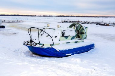 Kış günü nehirde buzda hovercraft ışınlama