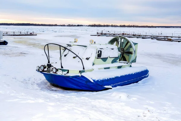 Transportador de Hovercraft no gelo do rio no dia de inverno — Fotografia de Stock