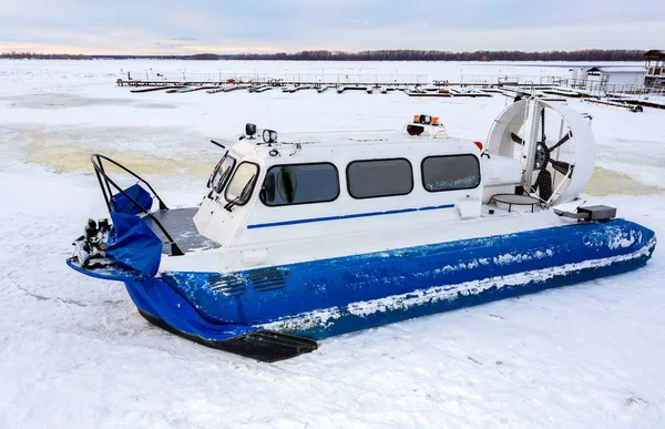 Svävare transportör på isen floden i vinterdag — Stockfoto