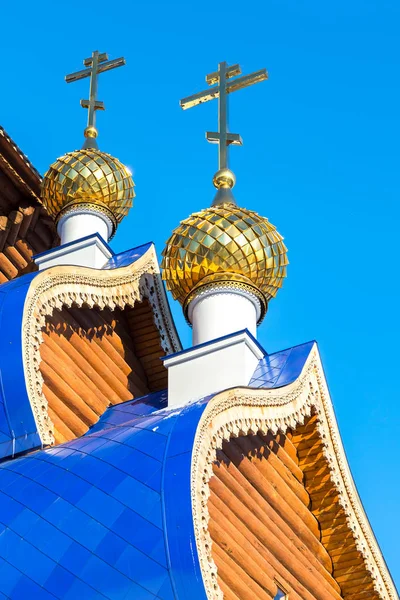 Altın kubbe ile ahşap Ortodoks Kilisesi karşı üzerinde haçlar — Stok fotoğraf