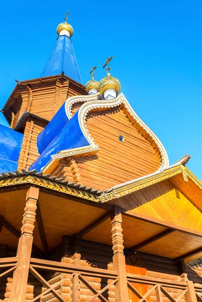 Traditional wooden orthodox church with domes against the blue s — Stock Photo, Image