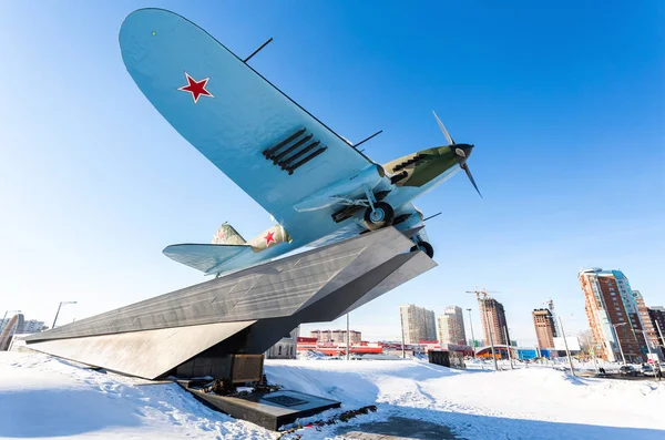 低空飞行攻击飞机的纪念碑 "飞机 2" 的二手 — 图库照片