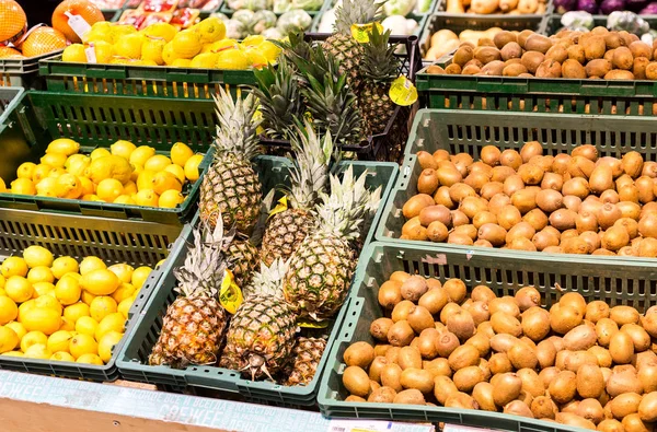 Frisches Obst zum Verkauf im Supermarkt — Stockfoto