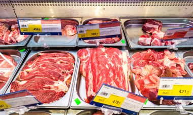 Hipermarket farklı taze çiğ etle vitrin