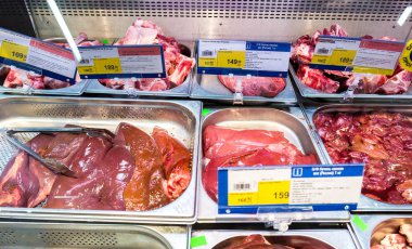 Hipermarket farklı taze çiğ etle vitrin