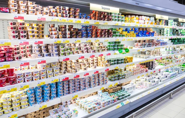 Świeże produkty mleczne jogurt, twaróg gotowe na sprzedaż w supermarkecie — Zdjęcie stockowe