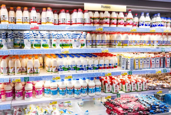 Produtos lácteos frescos prontos para venda no supermercado Lenta — Fotografia de Stock