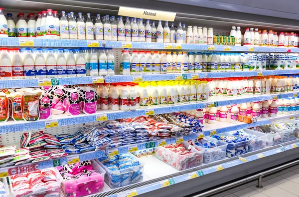 ผลิตภัณฑ์นมสดพร้อมขายในซุปเปอร์มาร์เก็ต Lenta — ภาพถ่ายสต็อก