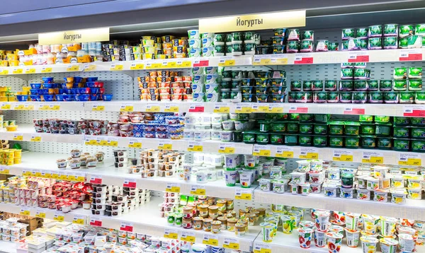 Verse zuivelproducten yoghurt, wrongel klaar te koop in supermarkt — Stockfoto