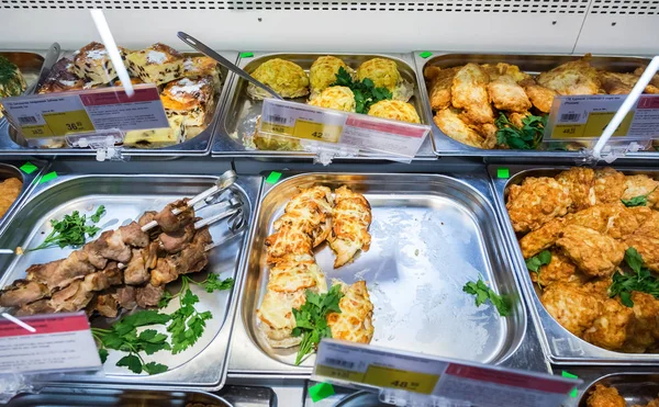 Vitrine met verschillende lekker eten vlees in hypermarkt — Stockfoto