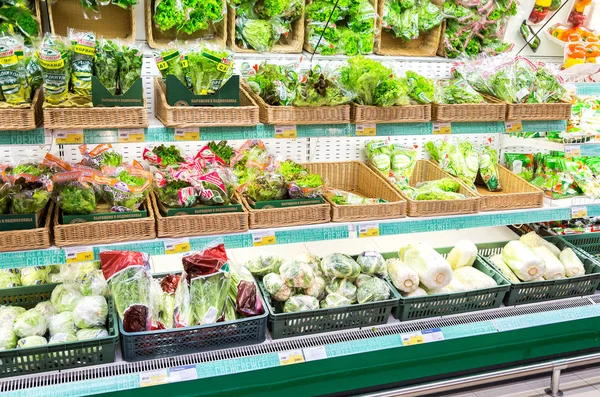 Verduras verdes frescas listas para la venta en hipermercado —  Fotos de Stock