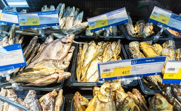 Mostra com peixe defumado e seco saboroso no hipermercado — Fotografia de Stock